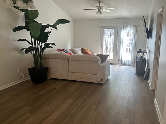 5th image of 132 Cedar Glen Ln