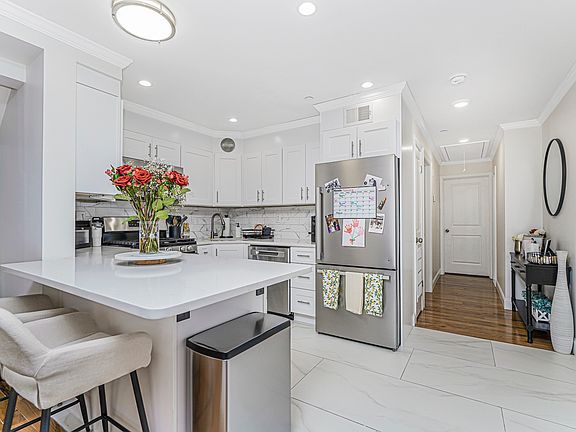 2nd image of 4132 Victory Blvd APT 2