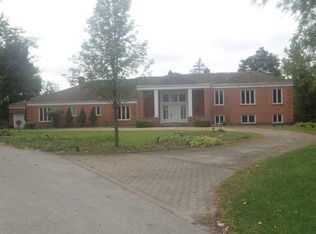 470 Landreth Ln, Northfield, IL 60093