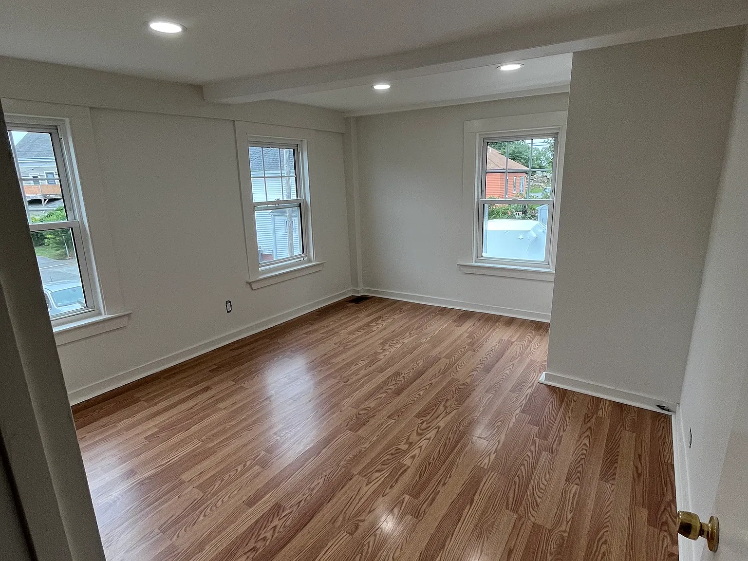 3 bed, $3,000 — Photo 2