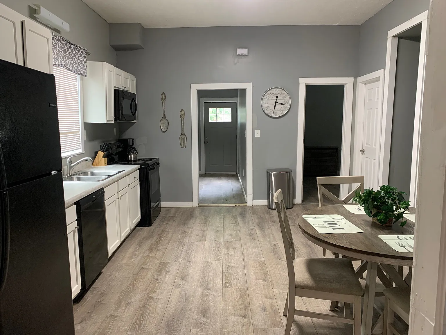 2 bed, $1,300 — Photo 4