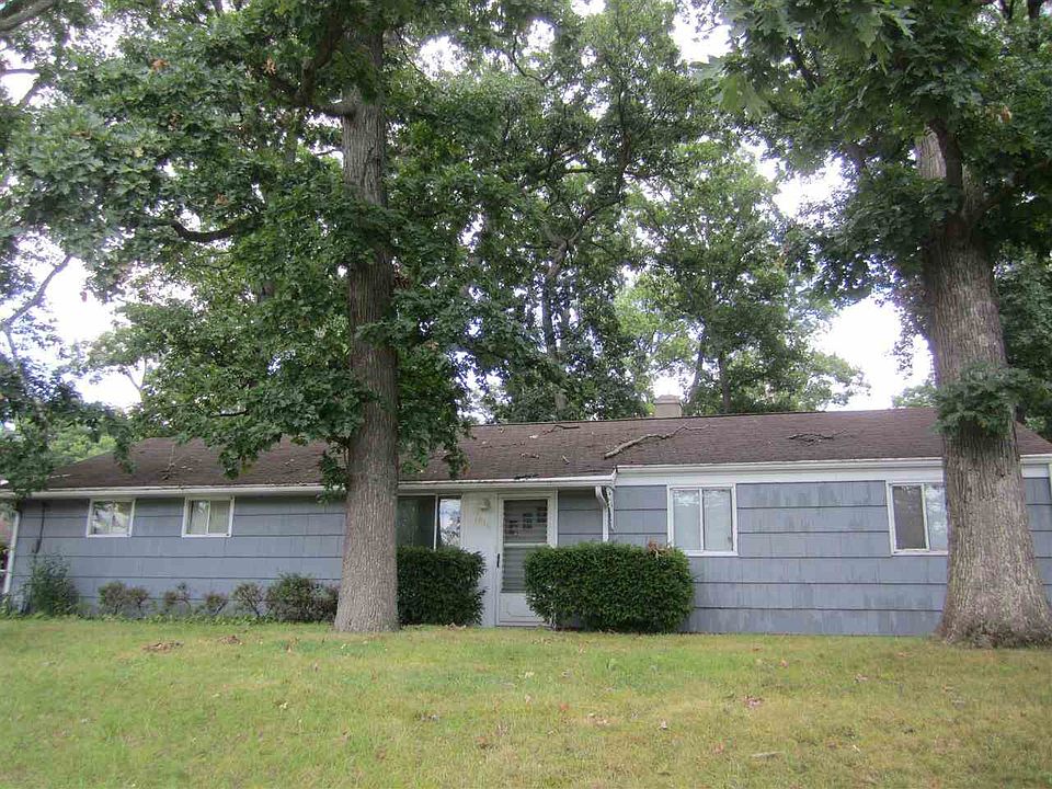 1st image of 1010 N Twyckenham Dr