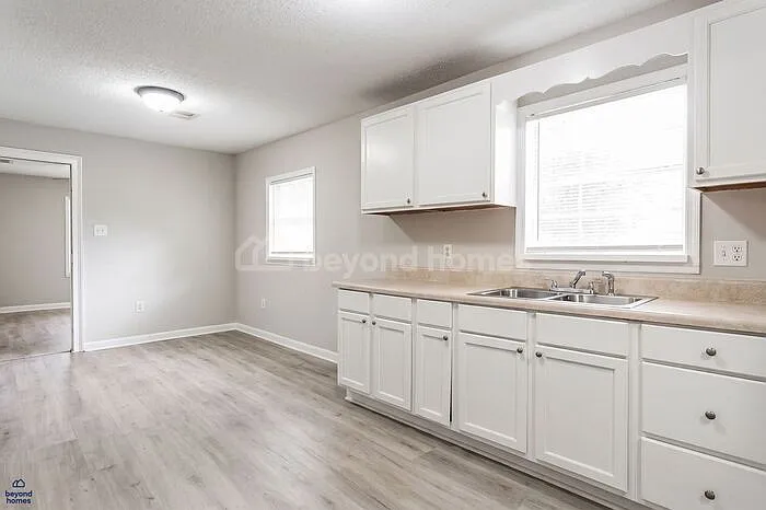 3 bed, 2.0 bath, 1152 sqft, $1,095 — Photo 3