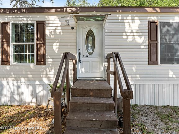 2nd image of 2587 Chatham Way NE