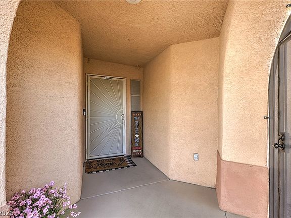 5th image of 572 Broomspun St