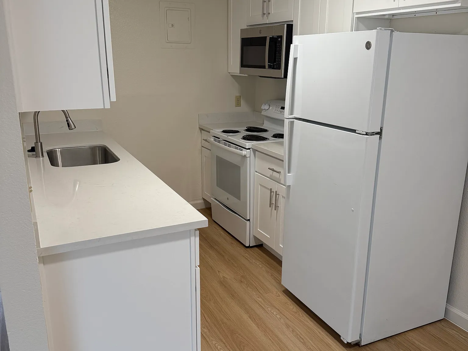 3 bed, 1000 sqft, $3,200 — Photo 2