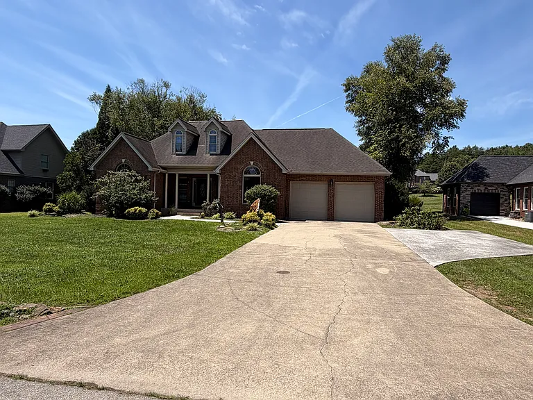 1116 Crooked Creek Dr — Photo 2