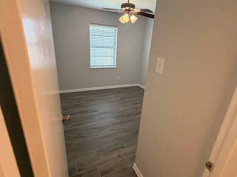715 Kindred Ln — Photo 10