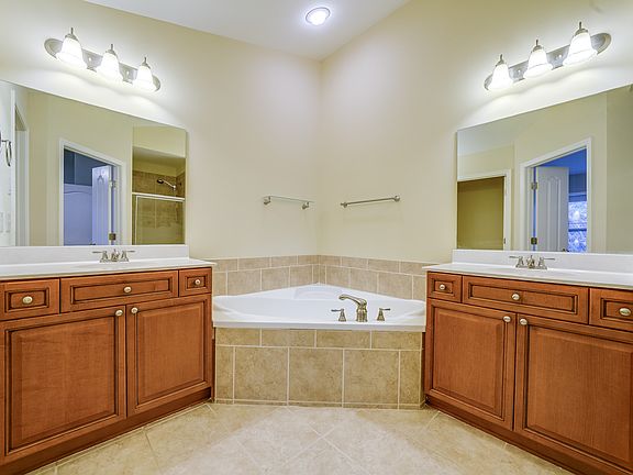 5th image of 1013 Woodbury Falls Dr
