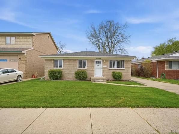 21525 Downing St, Saint Clair Shores, MI 48080