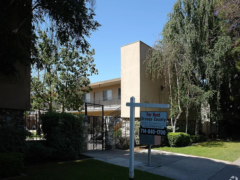 11662-11672 Stuart Dr — Photo 3