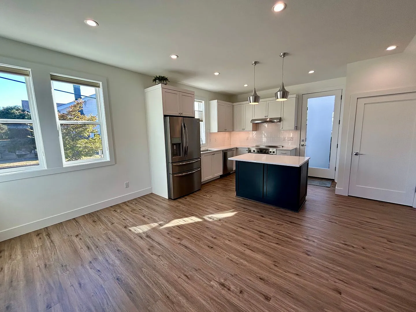 Beautiful 2 Bed 2.5 Bath Townhouse In Quiet Beacon Hill Neighborhood — Photo 2