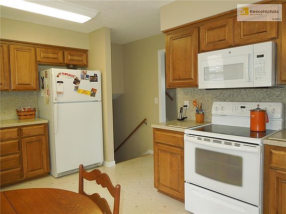 Great kitchen with refaced cabinets with solft close doors and drawers.