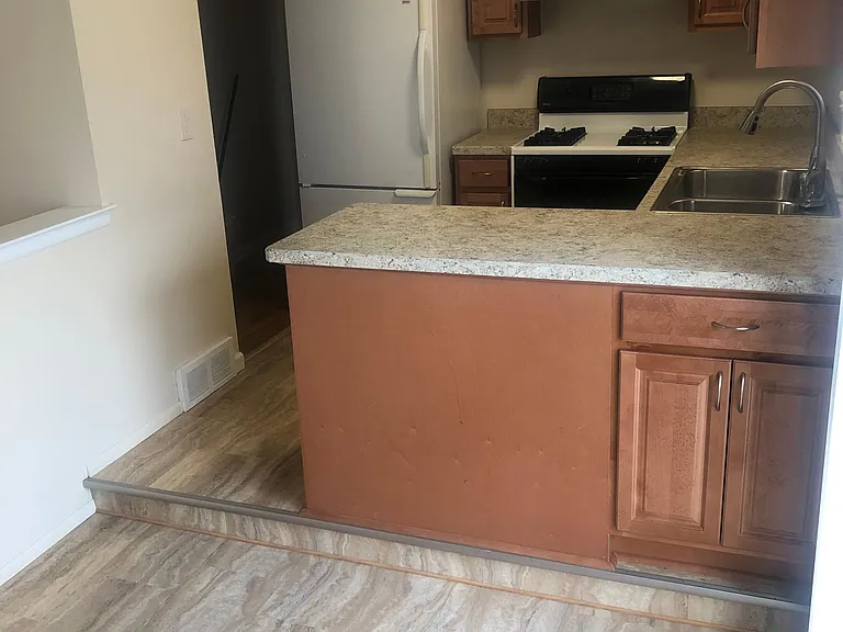 35138 Sansburn St — Photo 8