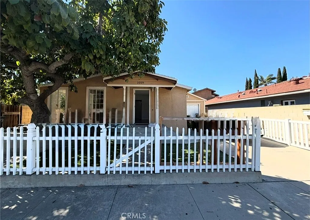 2 bed, 1200 sqft, $3,200 — Photo 1