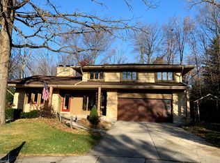 8270 Parkridge Ct E, Greendale, WI 53129