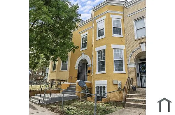 Building Photo - 302 V St NE #2