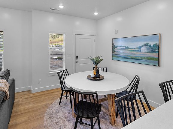 Finished home photos are representational images only. Chat with sales agent for details.