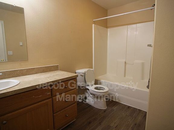 5th image of 960 Eve Dr APT 2