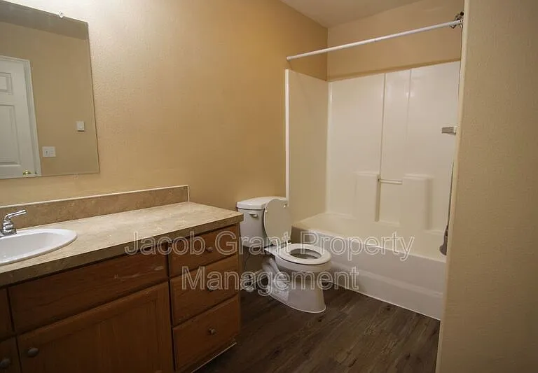 960 Eve Dr #2 — Photo 5