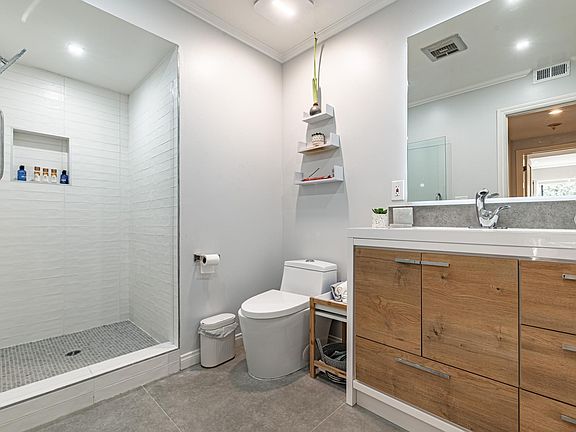 3rd image of 1434 Greenfield Ave APT 101