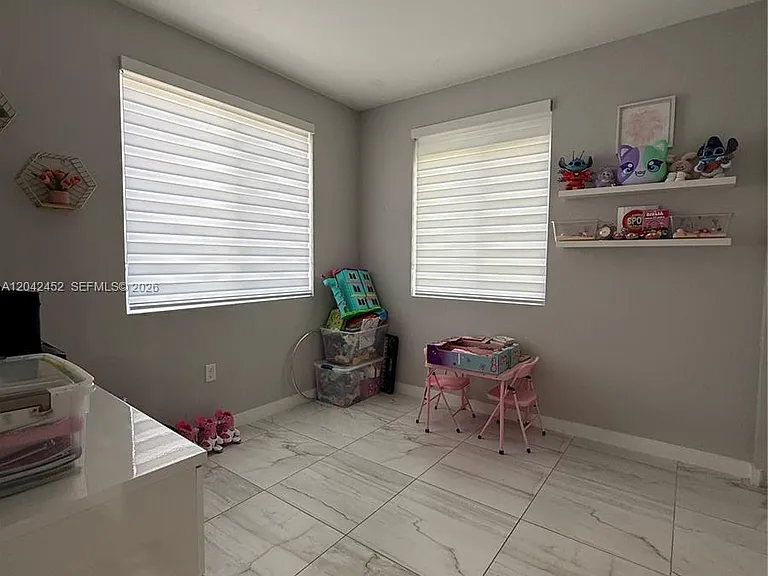 1034 SE 23rd Ter — Photo 3