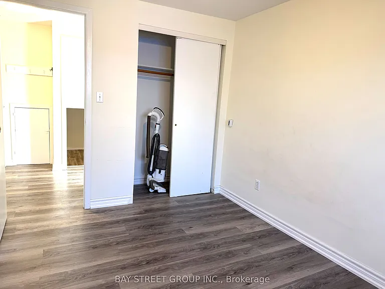 445 Harcourt Dr — Photo 5