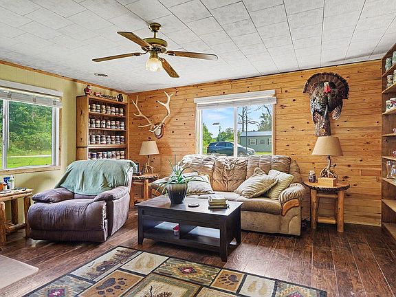 2nd image of 601 Pine Ln