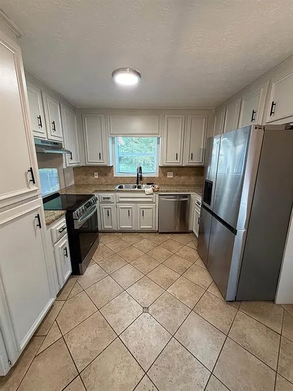 4 bed, 2.0 bath, 1576 sqft, $2,299 — Photo 3
