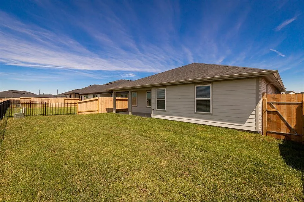 4 bed, 2.0 bath, 2031 sqft, $2,349 — Photo 4