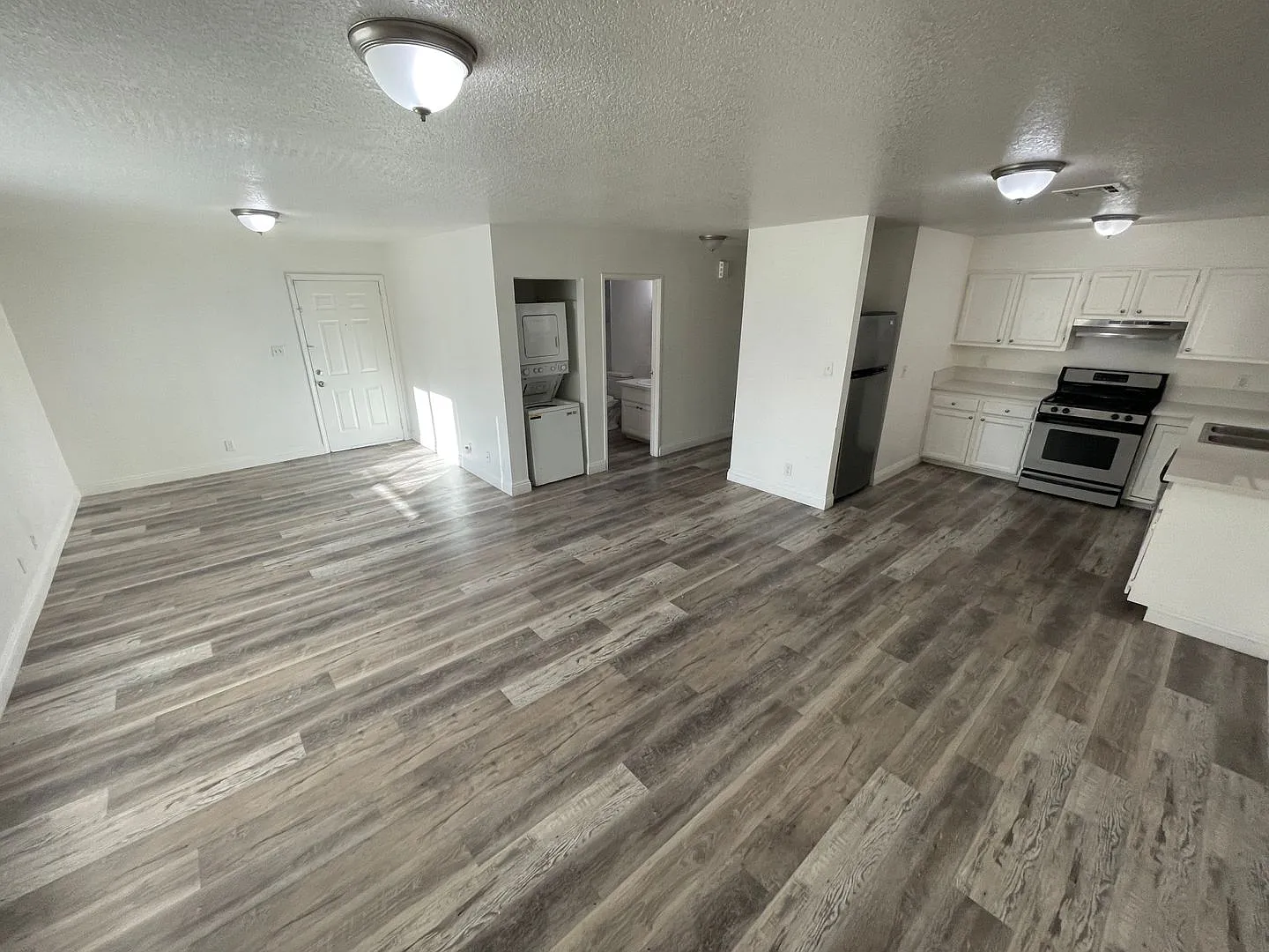 2 Bedroom 2 Bath, Second Floor Unit, No Carpet, Near Nellis Afb! — Photo 2