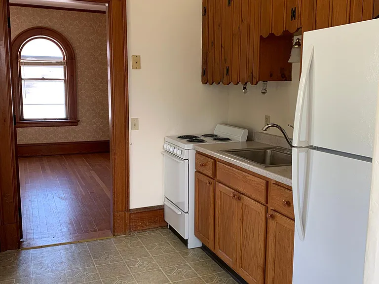 85 E Spring St #B — Photo 5