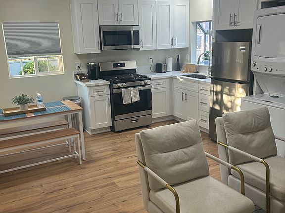 3rd image of 20770 Clarendon St
