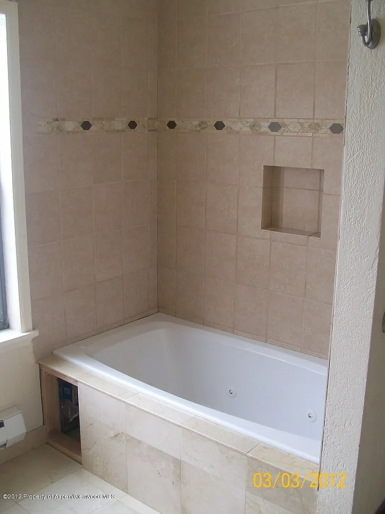 4 bed, 2300 sqft, $6,995 — Photo 4