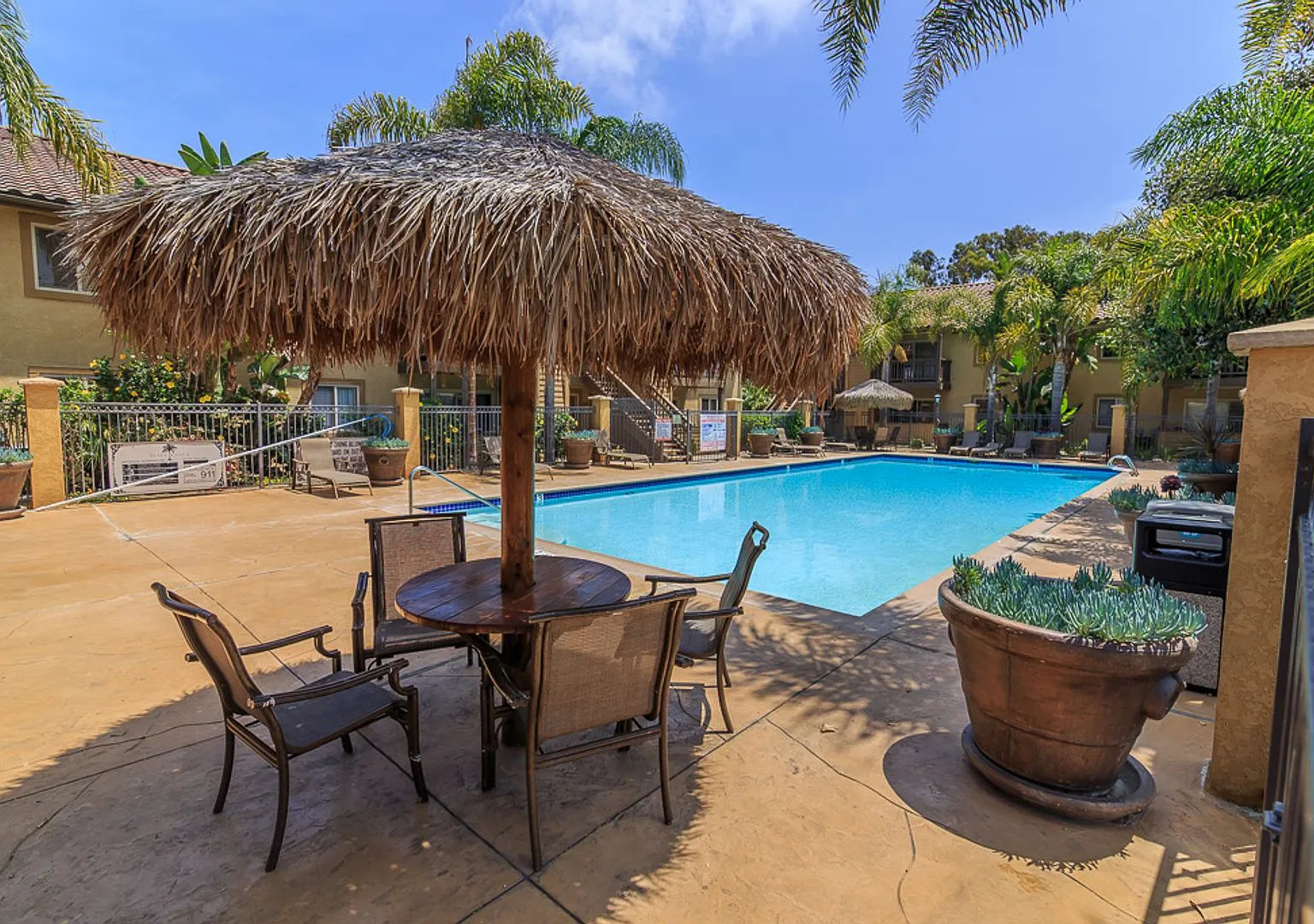Awesome condo in gated community — Photo 1