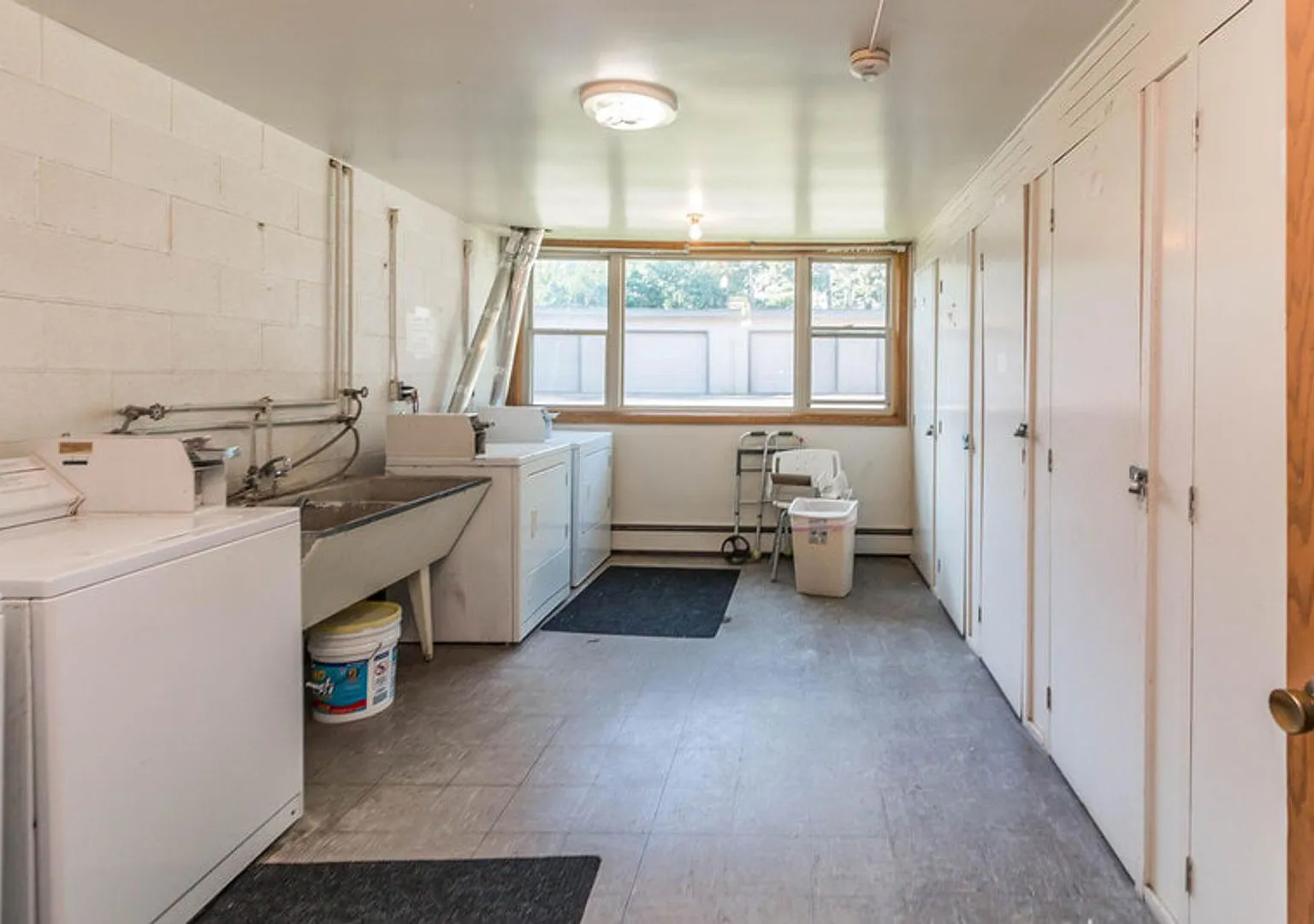 Available August! - 2 Bed 1 Bath Apartment — Photo 4