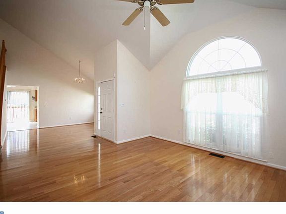 4th image of 4 Woodstock Ln