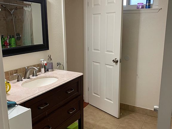 4th image of 2150 Meadowglen Ave