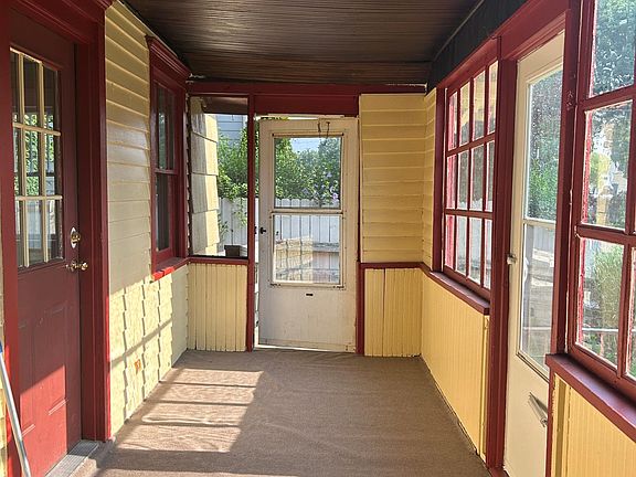 5th image of 915 Clover St