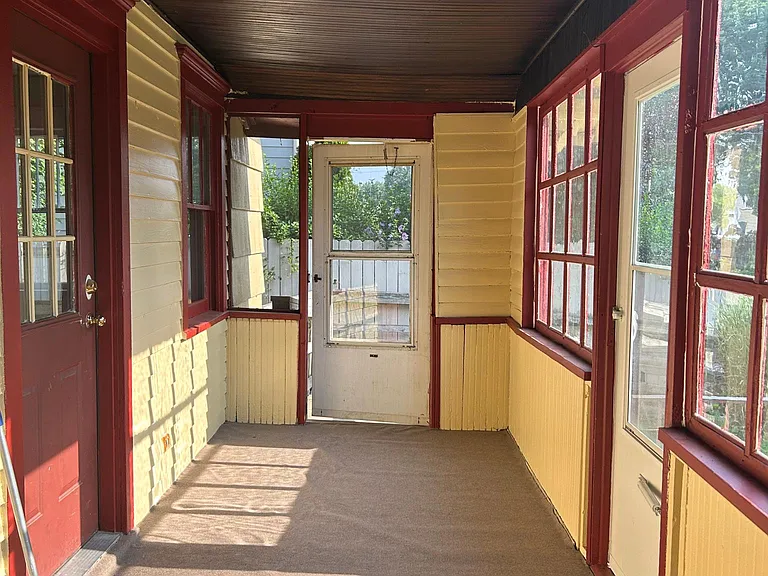 915 Clover St — Photo 5