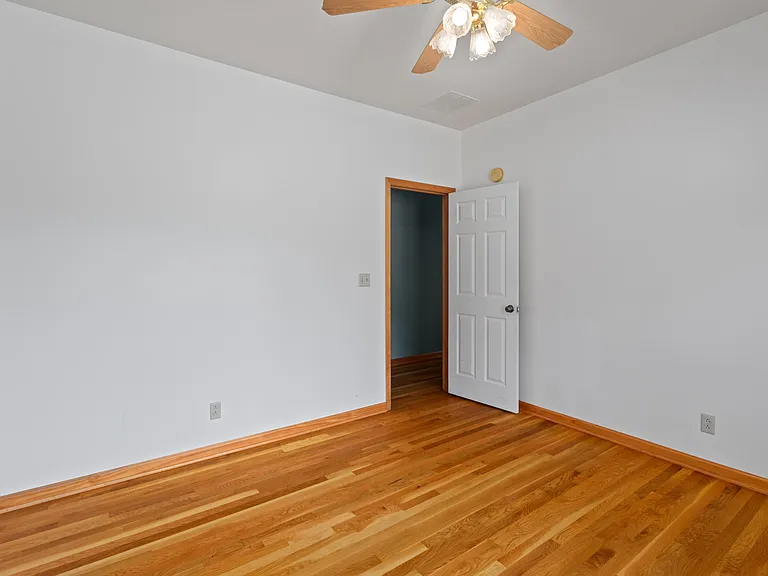 1221 Hawthorne Ln — Photo 20