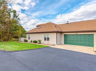 1253 Stanford Ct, Coraopolis, PA 15108