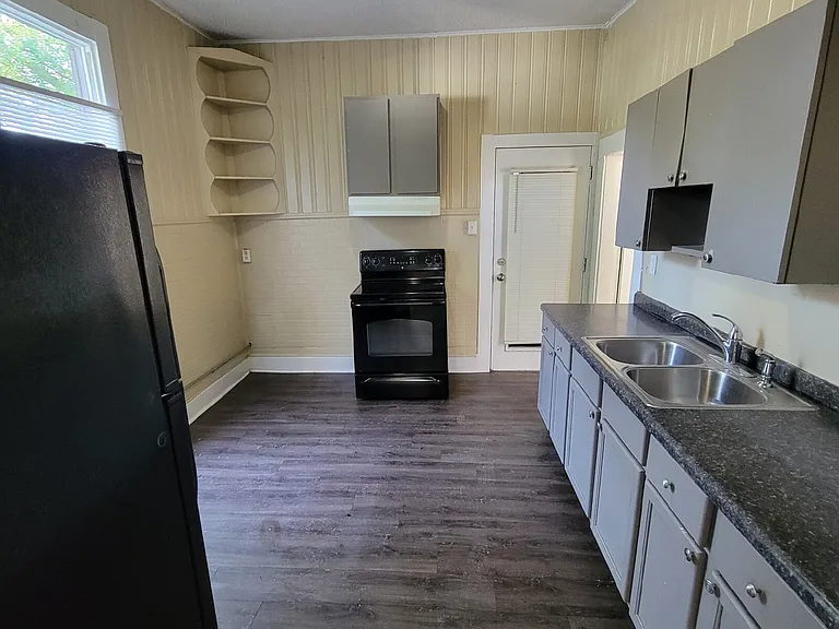 915 Marion Ave — Photo 5