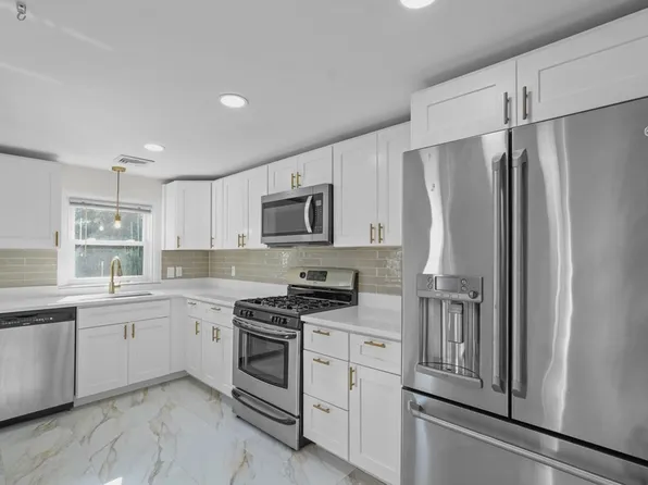 43 Gibbs St, Somerset, MA 02726