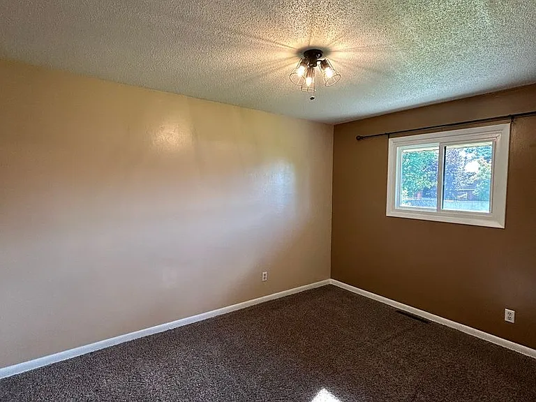 3470 S Hillcrest Dr — Photo 13