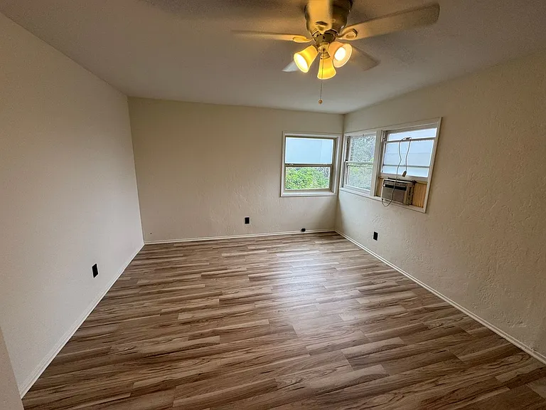 Manzanita Dr — Photo 4