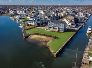 934 S 6th St, Lindenhurst, NY 11757