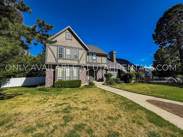 960 N Eastview Dr — Photo 2