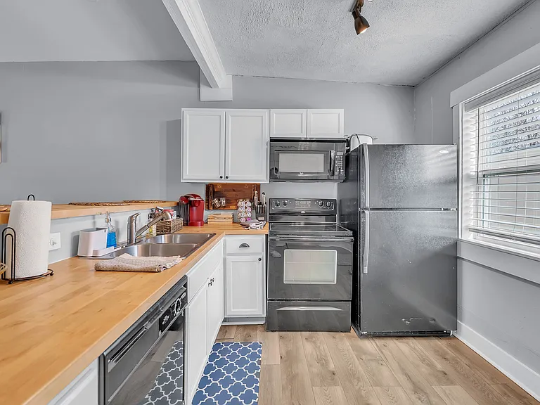 2320 Mistletoe St #A — Photo 11