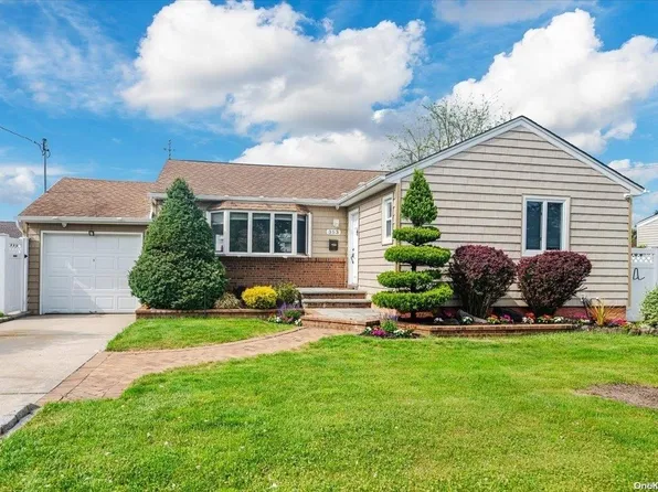 353 N Idaho Avenue, Massapequa, NY 11758